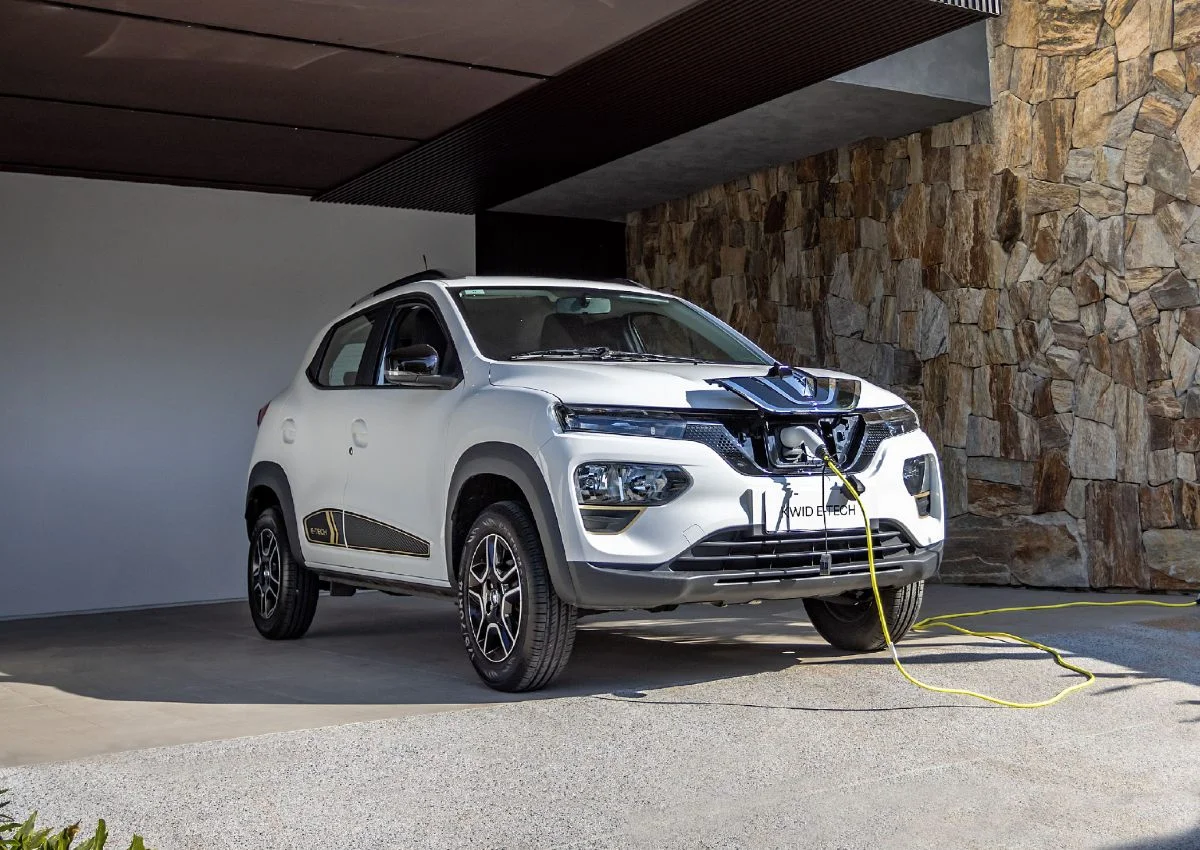 Renault Kwid E-Tech carregando na garagem