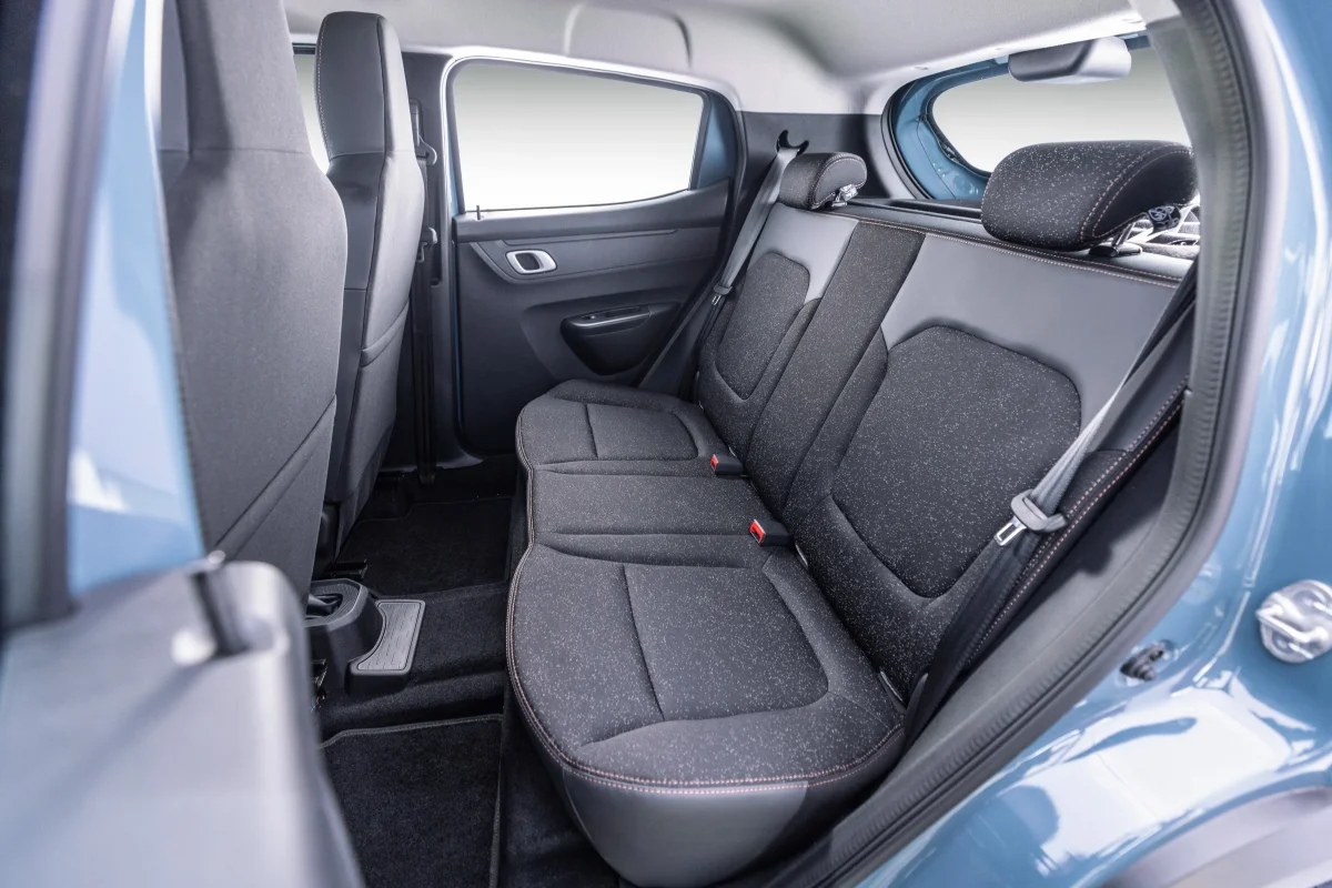Visão do assento traseiro do Renault Kwid E-Tech
