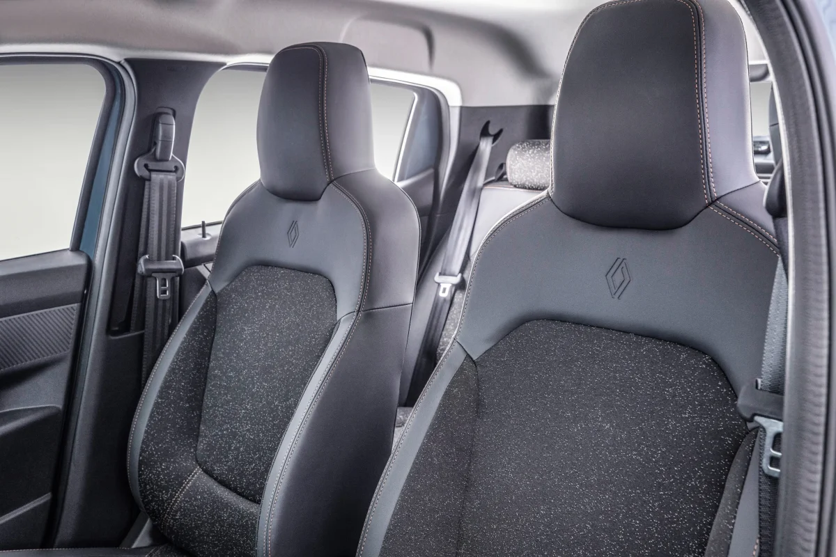 Interior do Renault Kwid E-Tech com foco nos bancos dianteiros