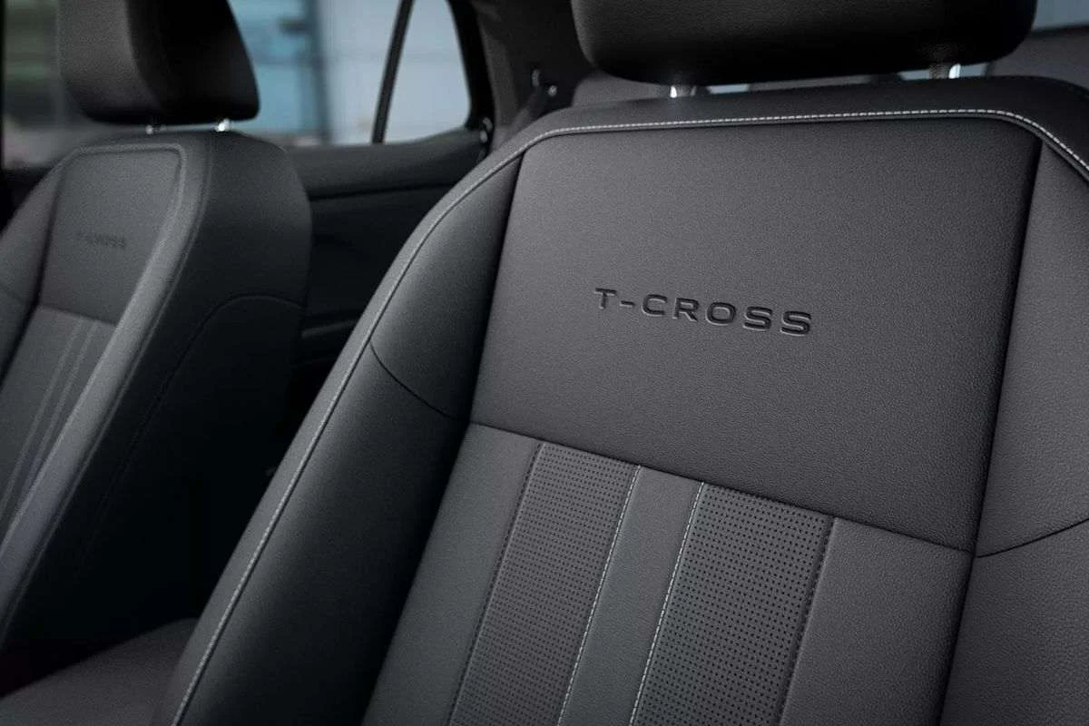 Interior do Volkswagen T-Cross com logo nos bancos