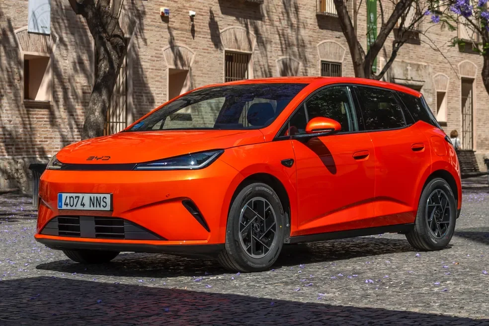 Imagem do BYD Dolphin G, um hatch h&iacute;brido plug-in em destaque