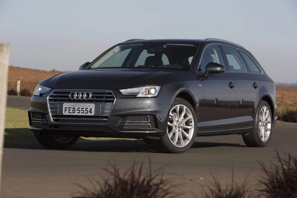 Audi A4 Avant preto visto de trás