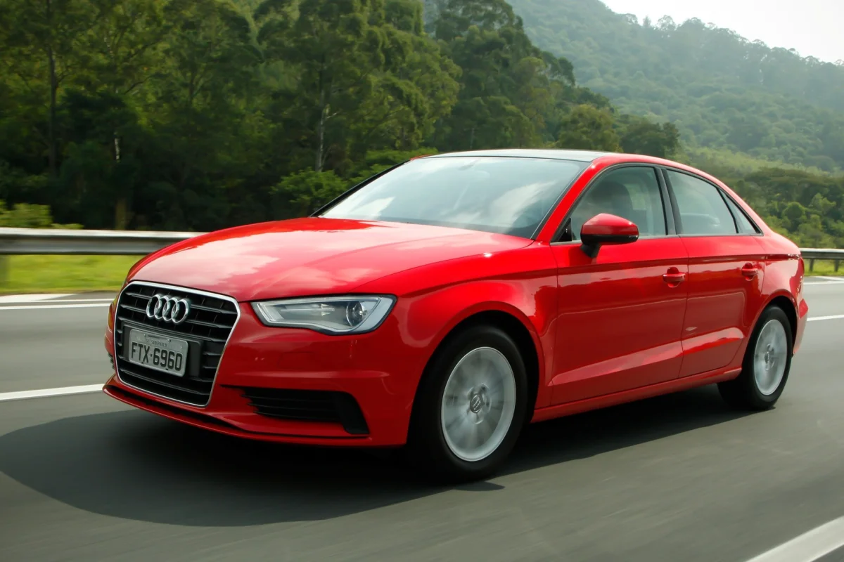 Audi A3 Sedan vermelho em exibição