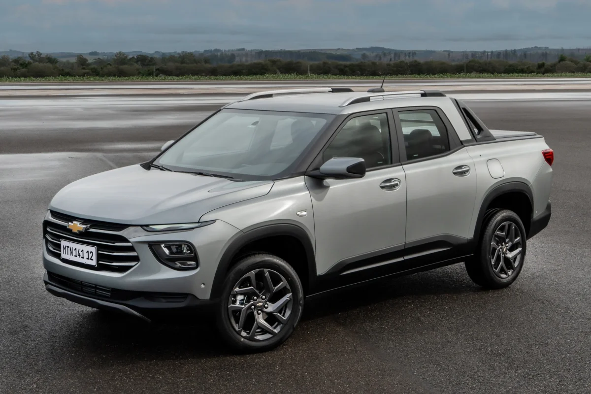 Chevrolet Montana Premier 2027 em uma estrada