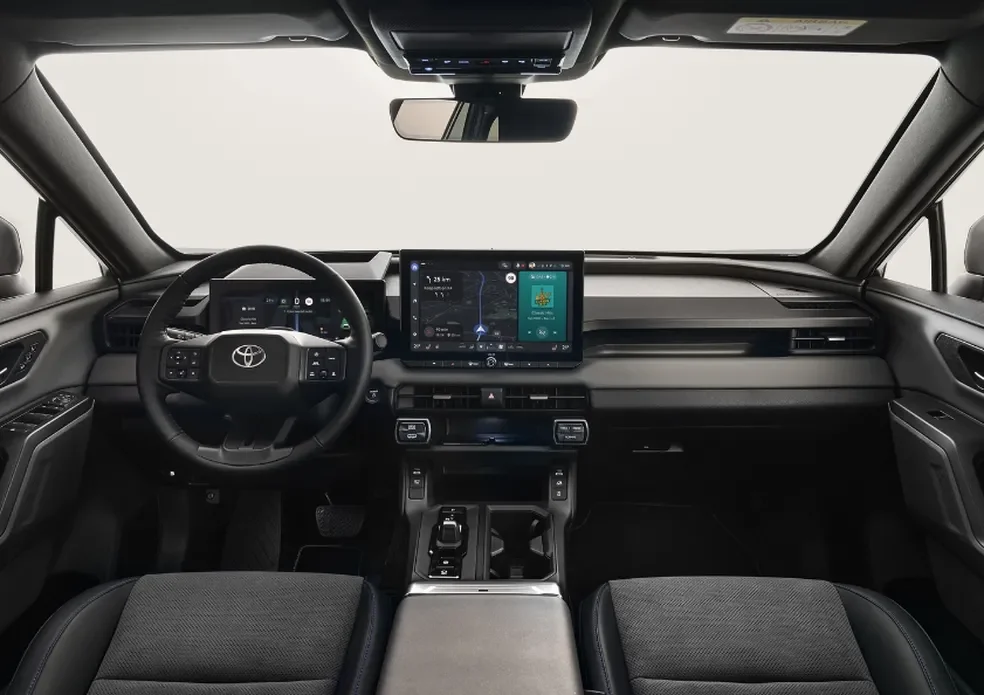 Interior do Toyota RAV4 PHEV 2026 com painel digital.