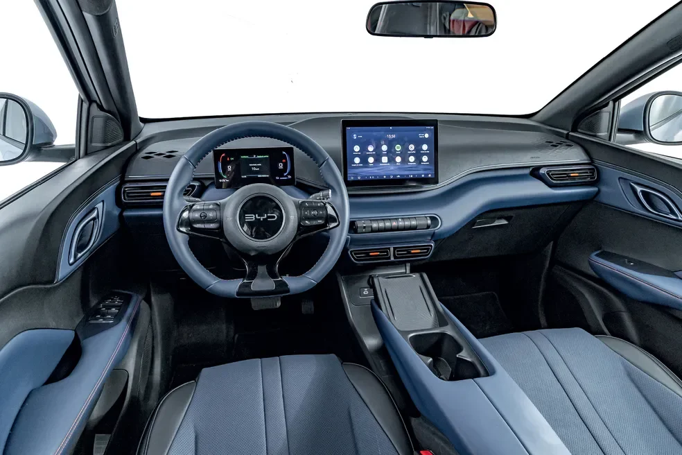 Interior do BYD Dolphin Mini mostrando cabine e painel.
