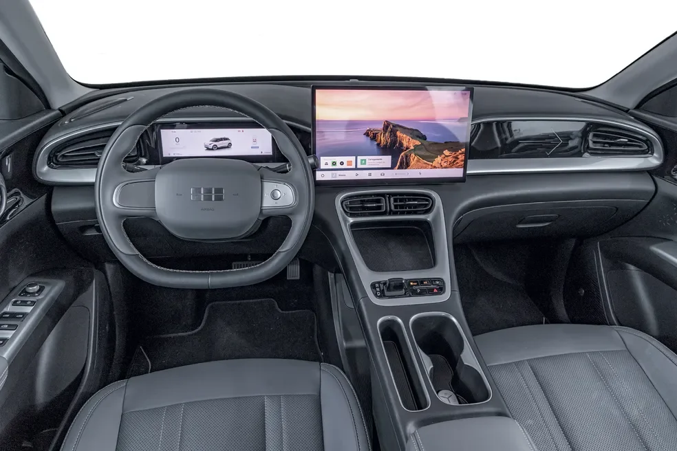 Interior do Geely EX2 Pro mostrando cabine e painel.