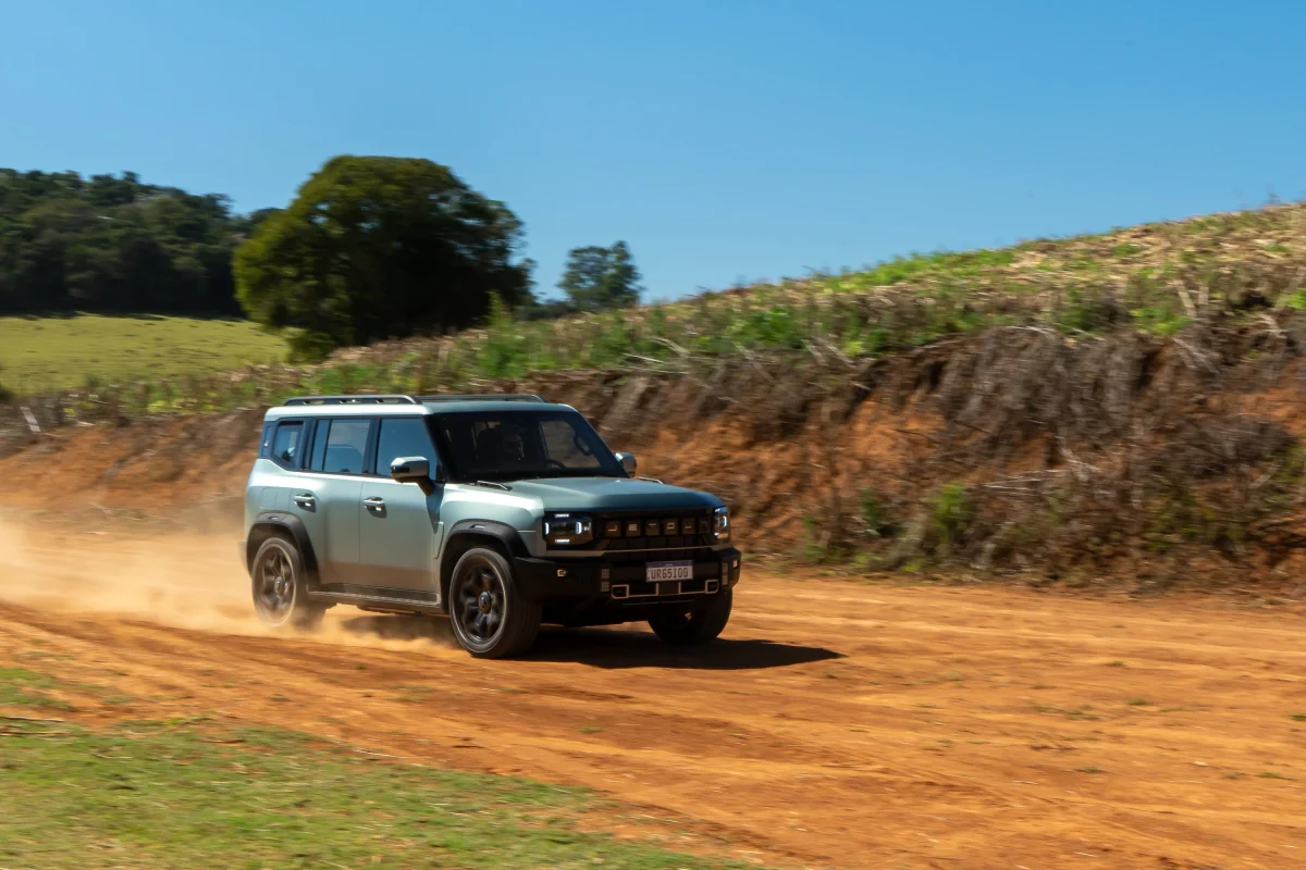 Jetour T2 off-road em ambiente de terra