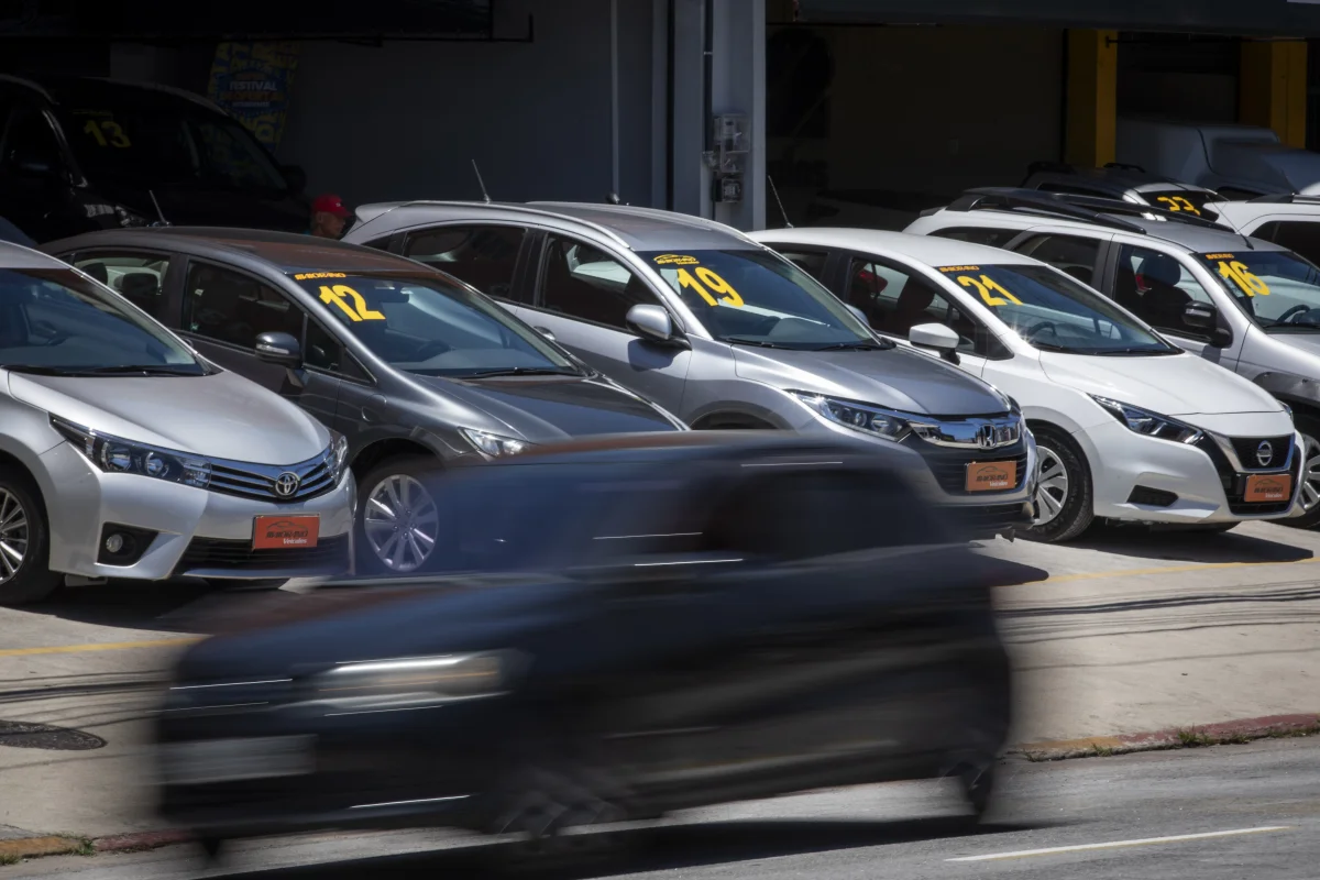 Carros seminovos em uma concessionária.