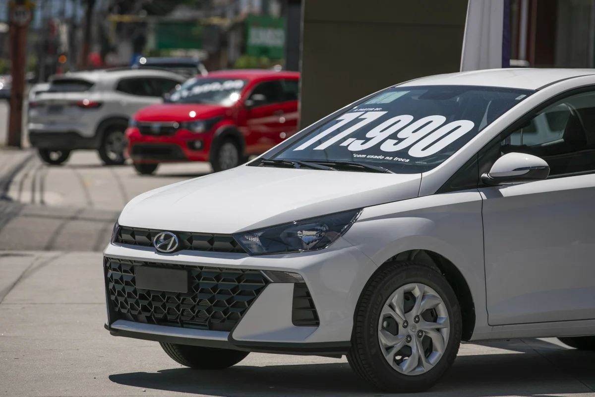 Carro seminovo à venda com preço na etiqueta.