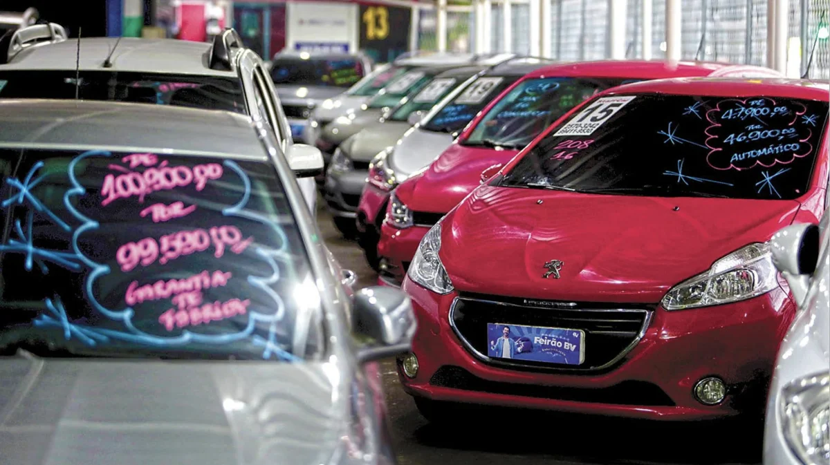 Carros em exposi&ccedil;&atilde;o com pre&ccedil;os reduzidos.