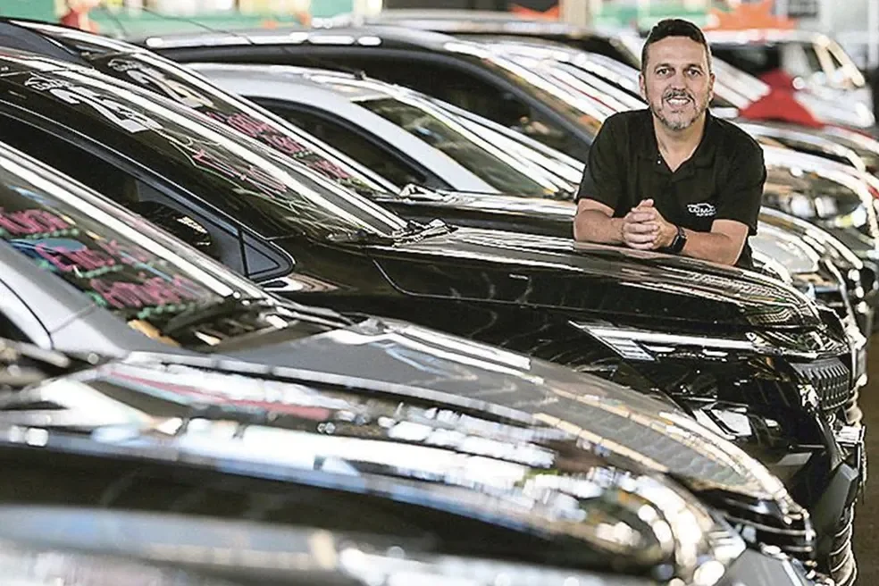 Showroom de ve&iacute;culos com diversas op&ccedil;&otilde;es.