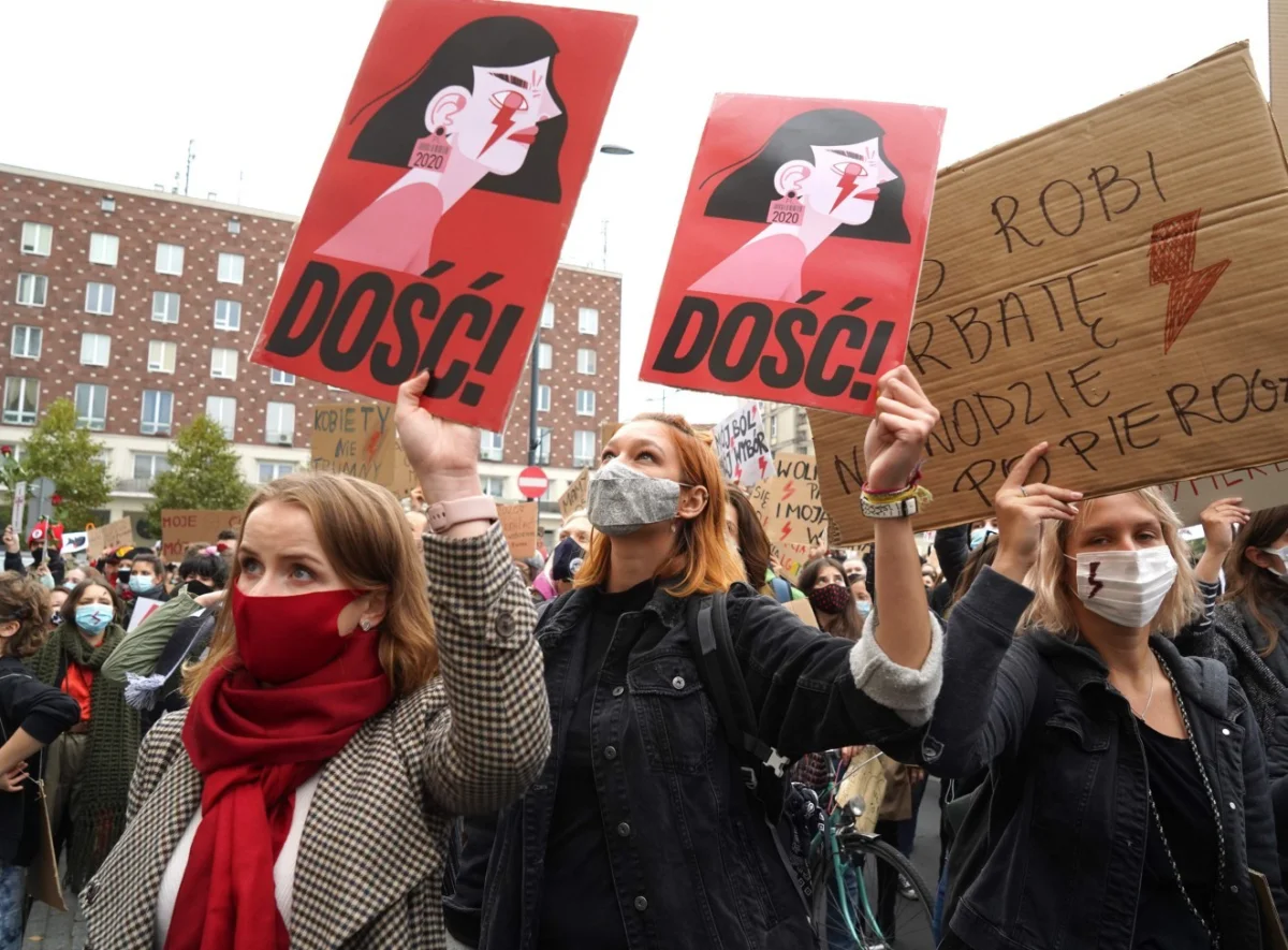 Protesto com cartazes em destaque.