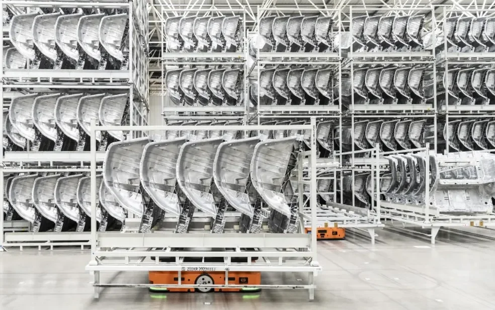 Linha de produ&ccedil;&atilde;o automatizada com rob&ocirc;s na China.