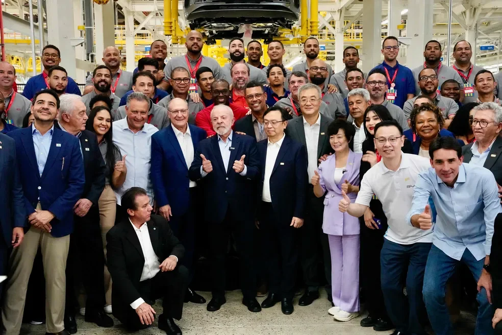 Grupo de pessoas em uma f&aacute;brica automotiva.