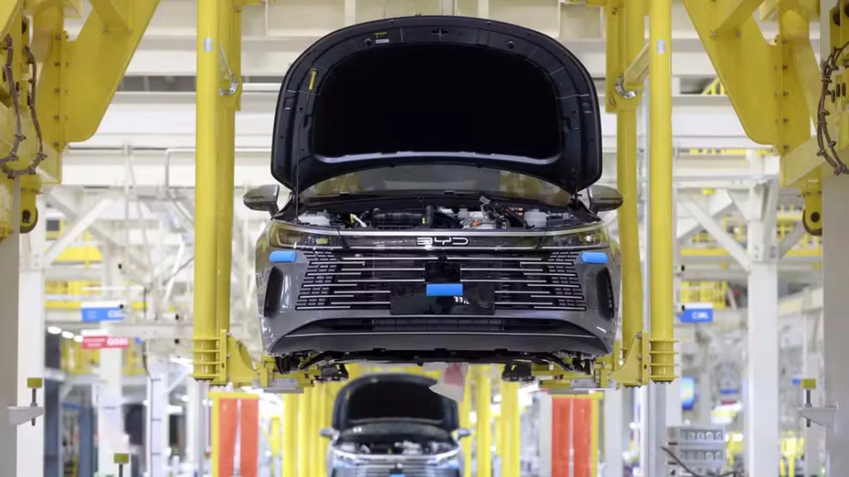 F&aacute;brica de carros el&eacute;tricos da BYD em opera&ccedil;&atilde;o.