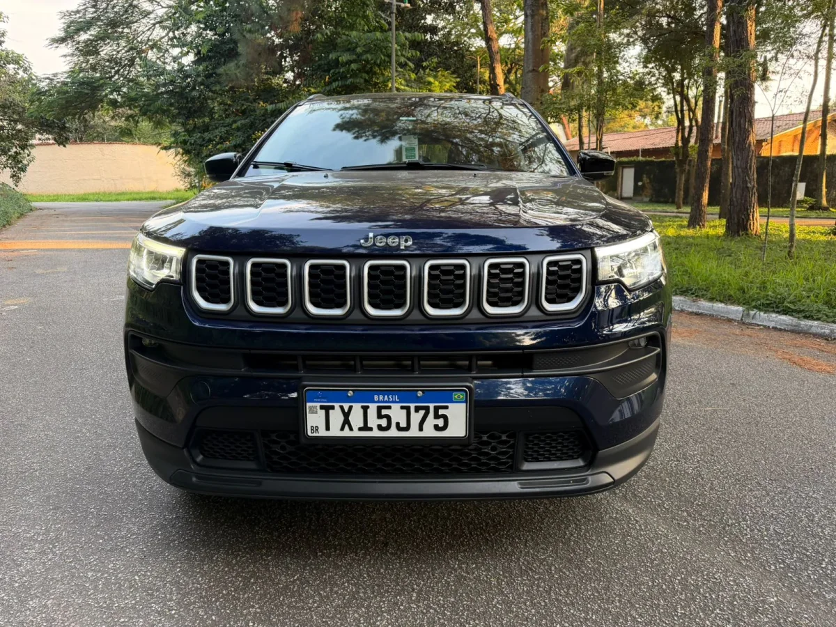 Imagem detalhada da roda e pneu do Jeep Compass