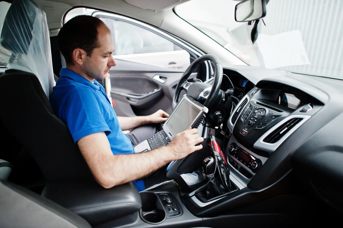 Diagnóstico eletrônico de OBD2 em carro