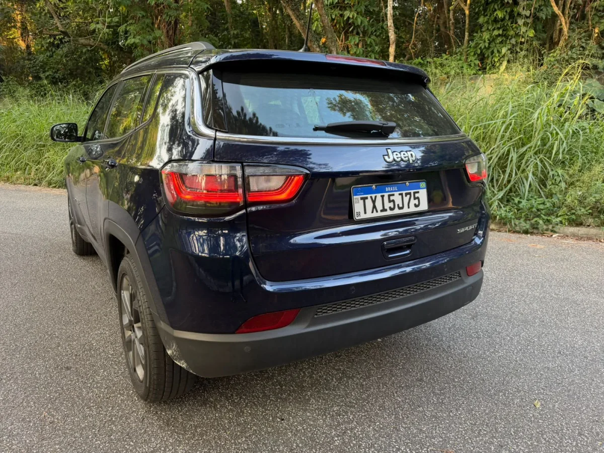 Vista frontal do Jeep Compass com far&oacute;is Full LED acesos