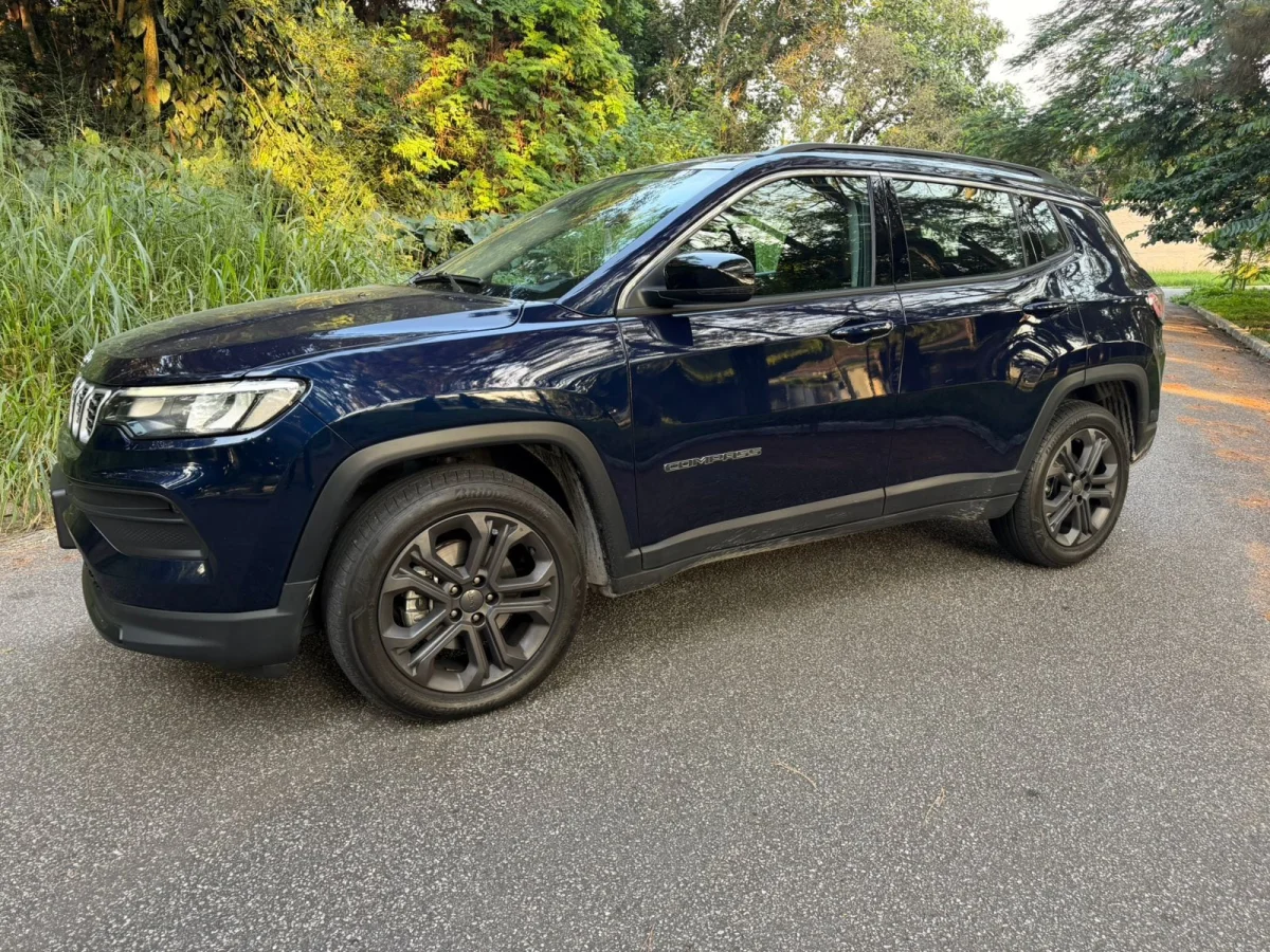 Jeep Compass em uma posi&ccedil;&atilde;o lateral destacando suas rodas e acabamento