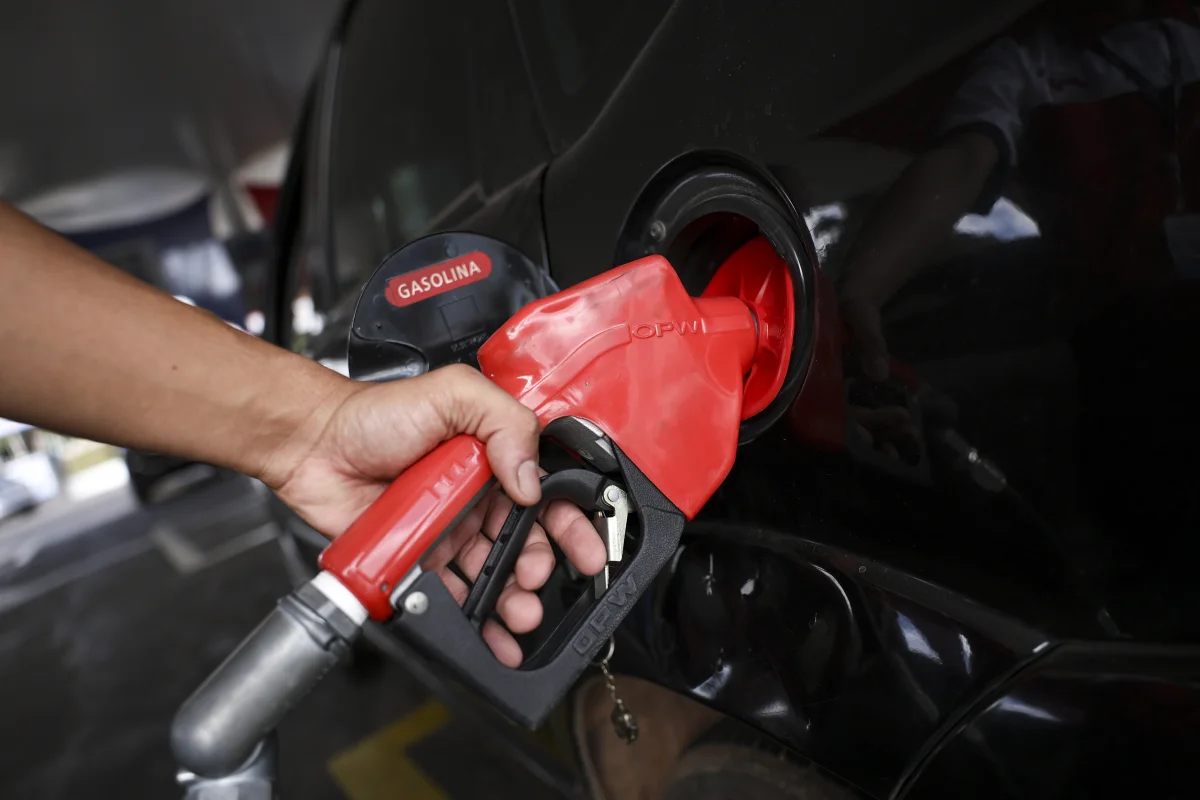Abastecimento com gasolina durante o dia.