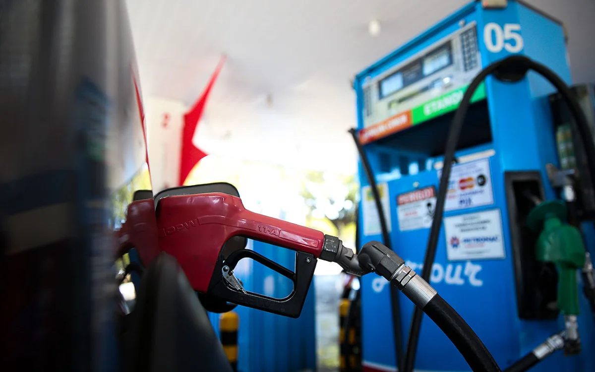Bomba de combust&iacute;vel com destaque para gasolina E32.