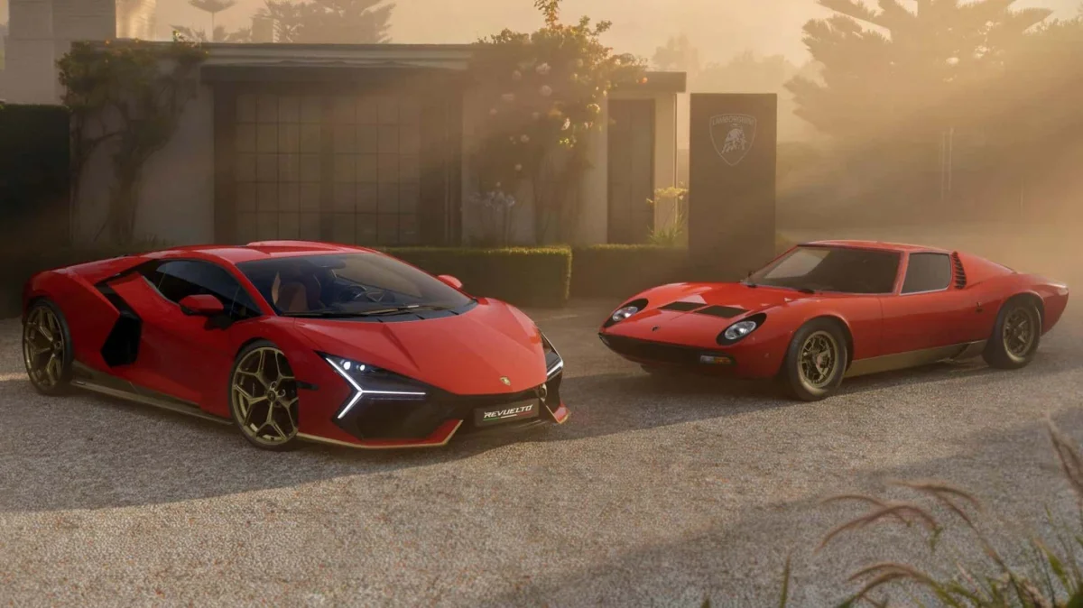 Dois carros esportivos Lamborghini em um ambiente luxuoso.